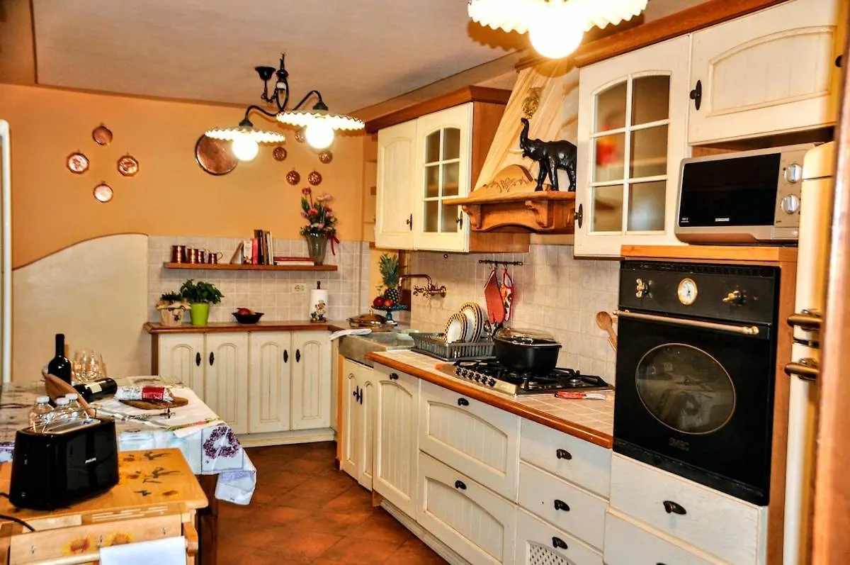 בית נופש לוקה Casale Colle Belvedere איטליה